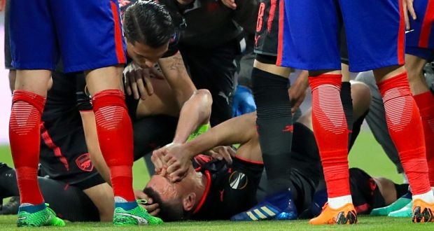 Защитникът на Арсенал Лоран Косиелни ще се възстановява шест месеца