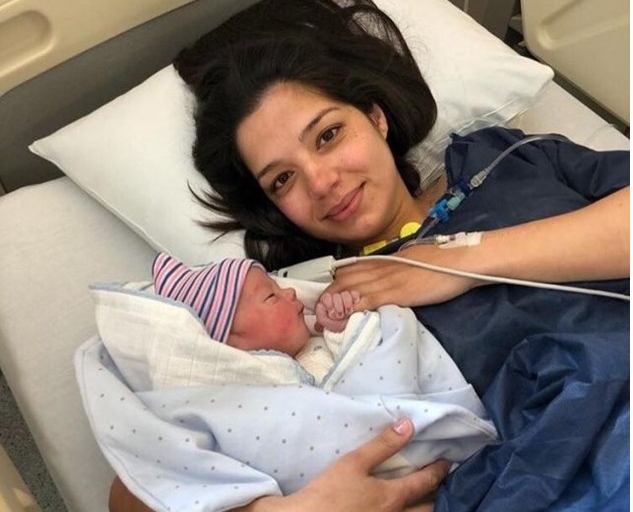 Ново бебе проплака в лагера на ЦСКА София Щастливият татко