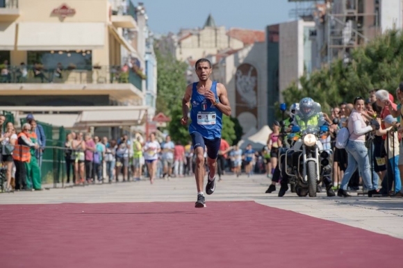Състезаващият се за Италия мароканец Ахмед Насеф триумфира на маратона