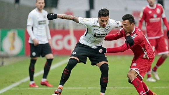 Мексиканският централен защитник Карлос Салседо ще остане в Айнтрахт Франкфурт