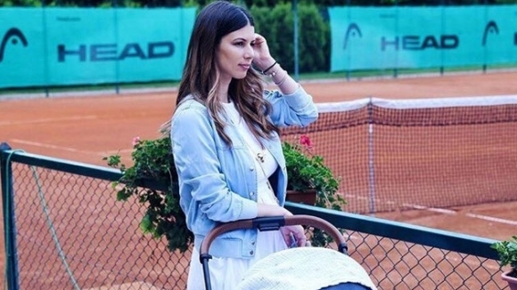 Цветана Пиронкова заведе бебето си на тенис корт. Синът на
