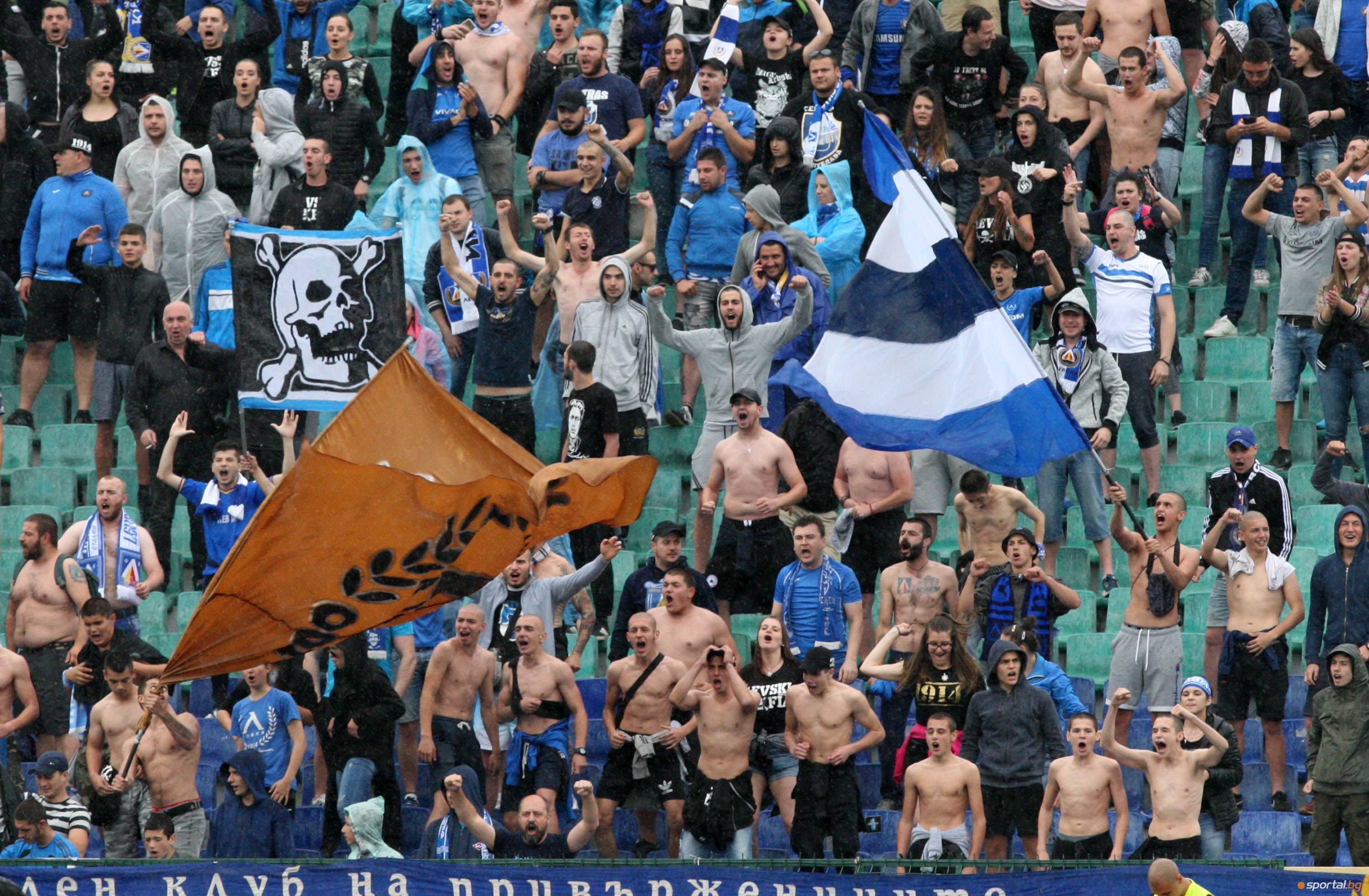 16 привърженици са задържани от полицията преди шестото за сезона