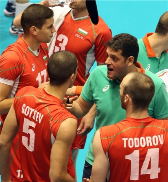 Проблемите пред националния селекционер Пламен Константинов нямат край След като