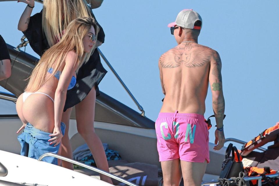 Бразилският нападател на Ливърпул Роберто Фирмино отлетя за Ибиса за