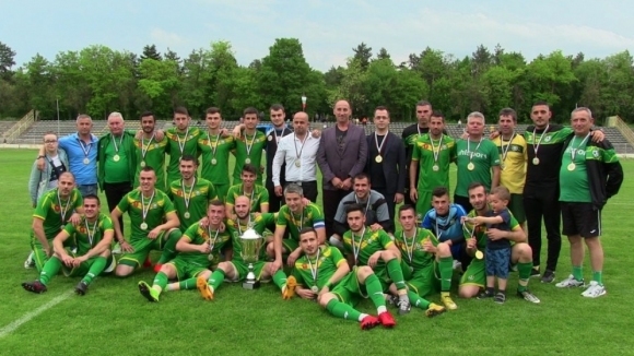 Отборът на Добруджа вдигна купата за шампион на Североизточна Трета