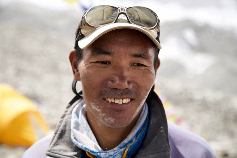 Шерпът Ками Рита изкачи най високия връх на планетата Еверест