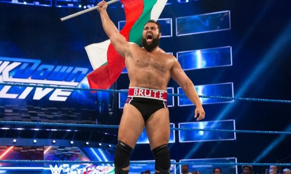 Българската звезда в кеча Мирослав Барняшев известен в WWE като