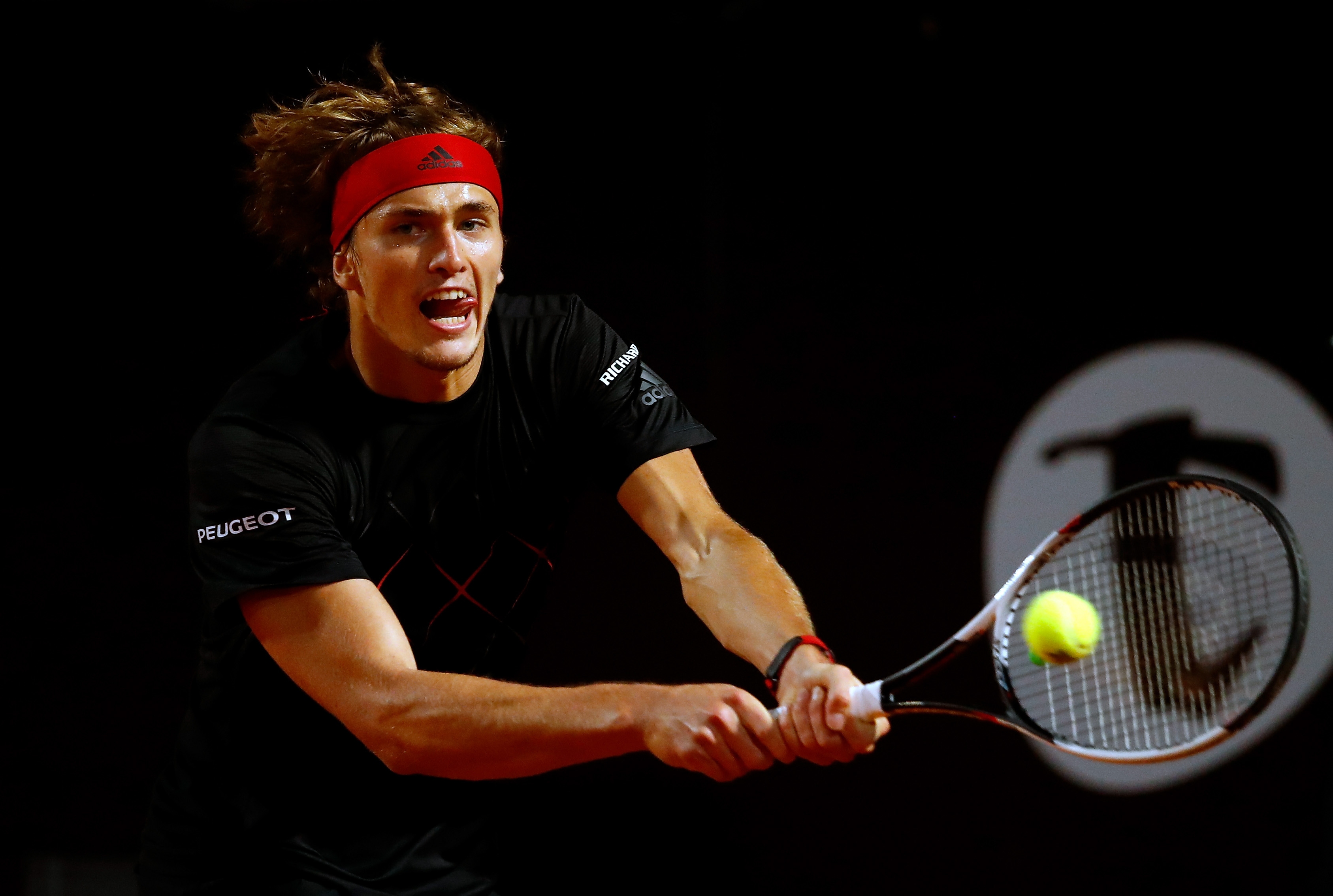 Защитаващият титлата си Алксандър Зверев Германия се класира за полуфиналите