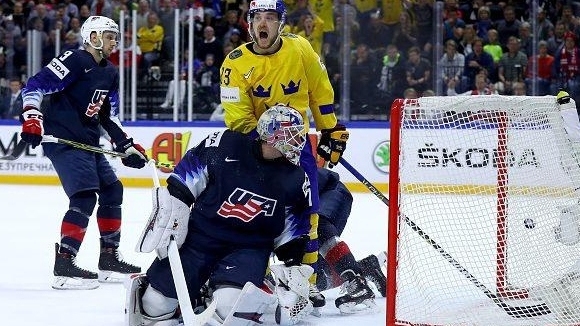 Защитаващият титлата си отбор на Швеция се класира за полуфиналите