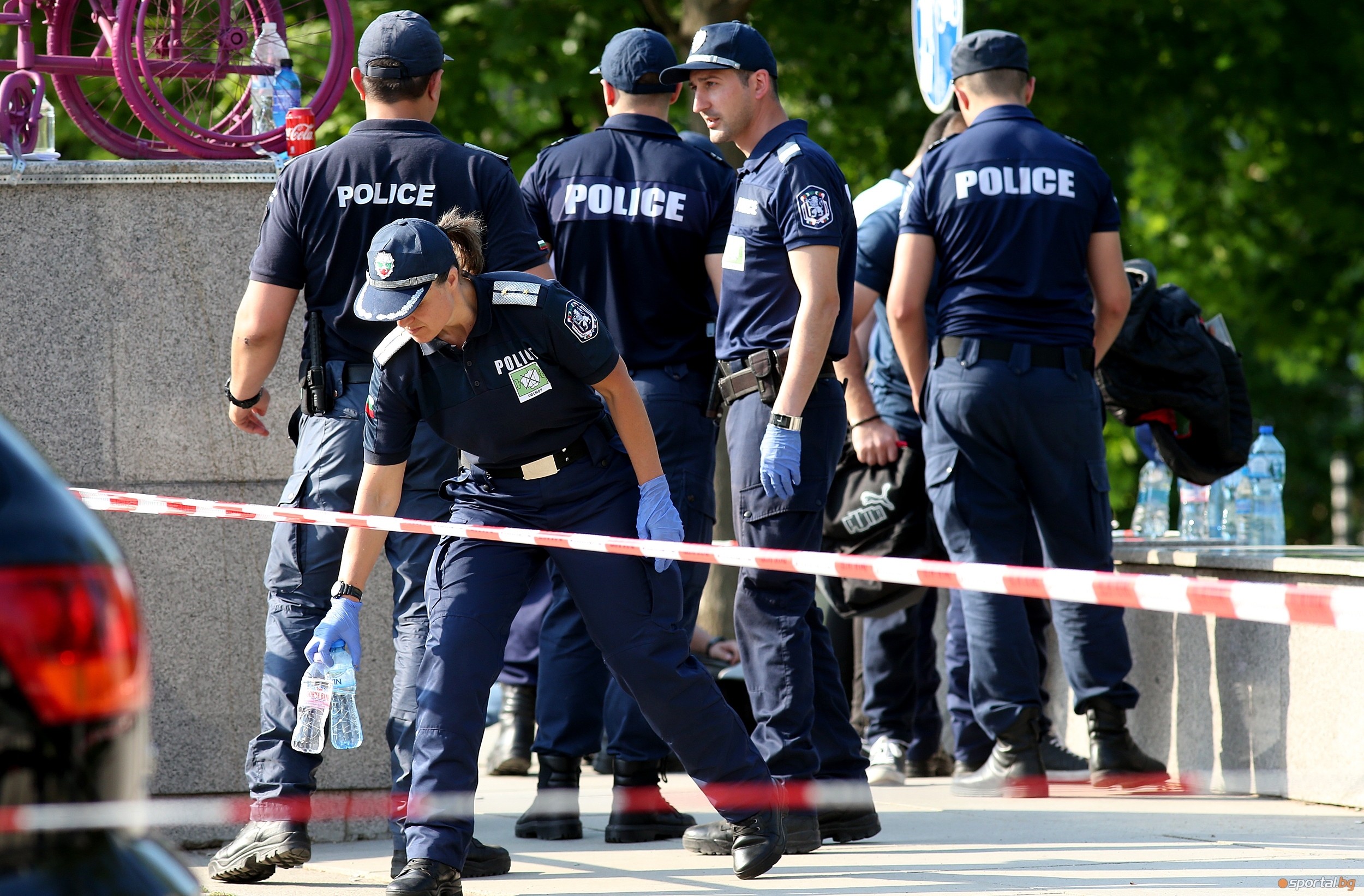 Седем полицейски служители са леко пострадали при сбиването на футболни