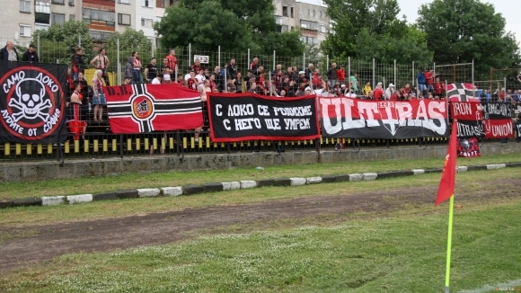 Феновете на Локомотив София останаха недоволни от факта че баражът
