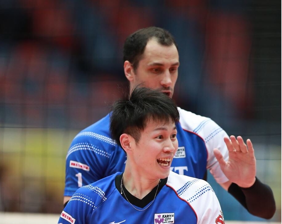 Българската волейболна звезда Матей Казийски може да смени първенството и