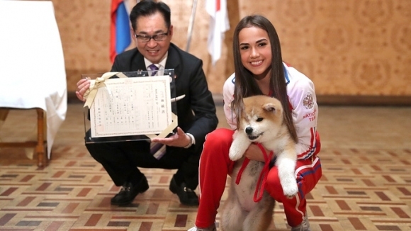 Олимпийската златна медалистка във фигурното пързаляне Алина Загитова получи куче