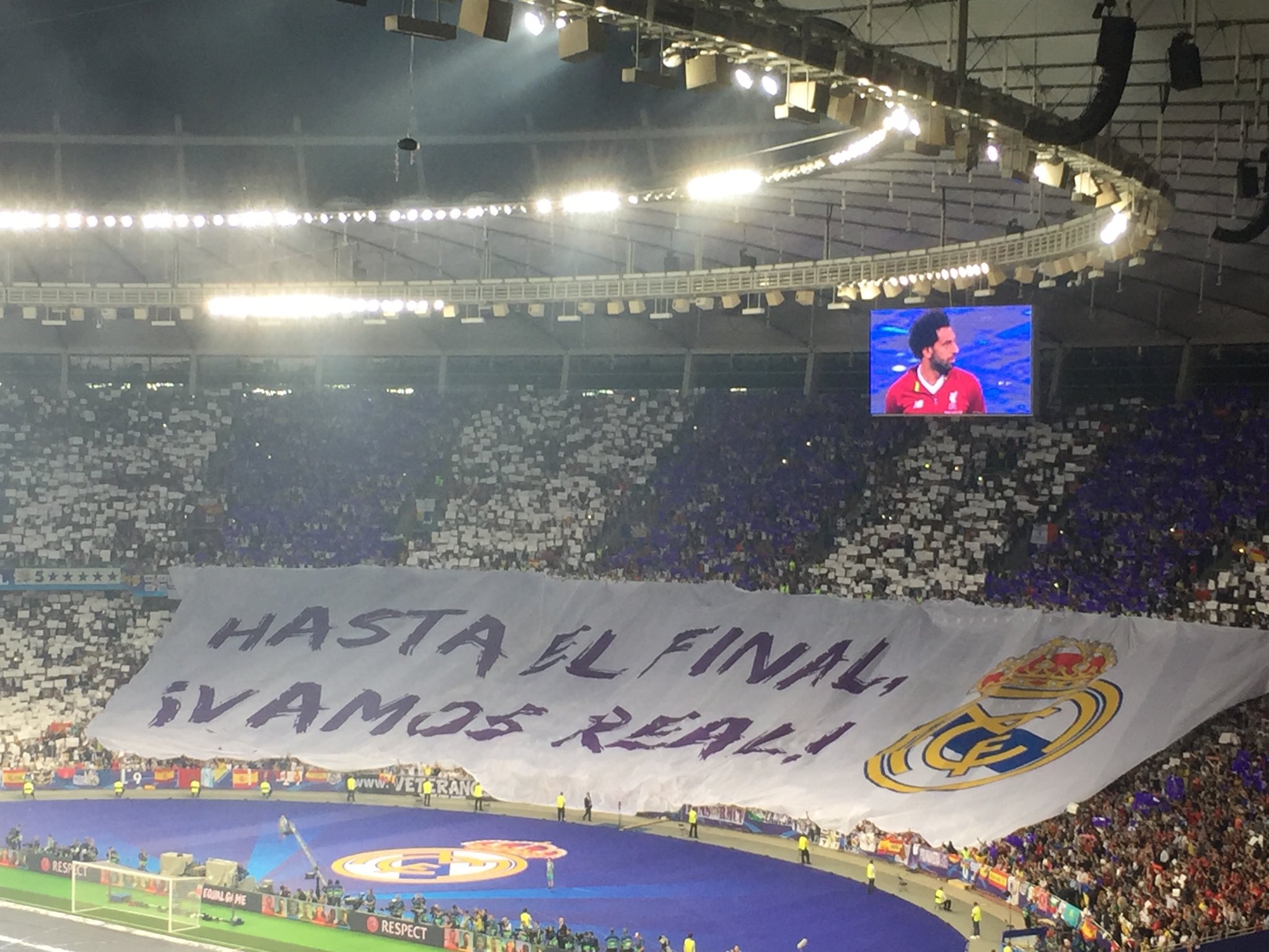 Феновете на Реал Мадрид впечатлиха с хореографията си преди първия
