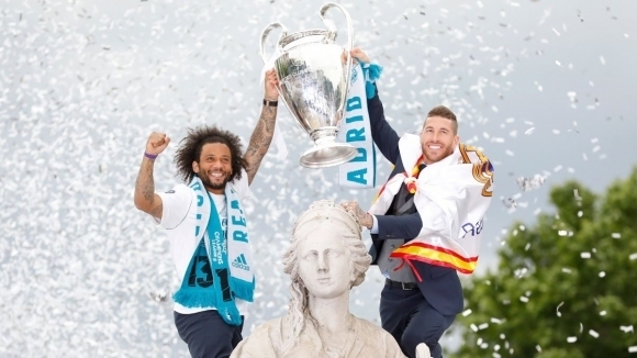 Големите шампиони от Реал Мадрид вече празнуват със своите запалянковци