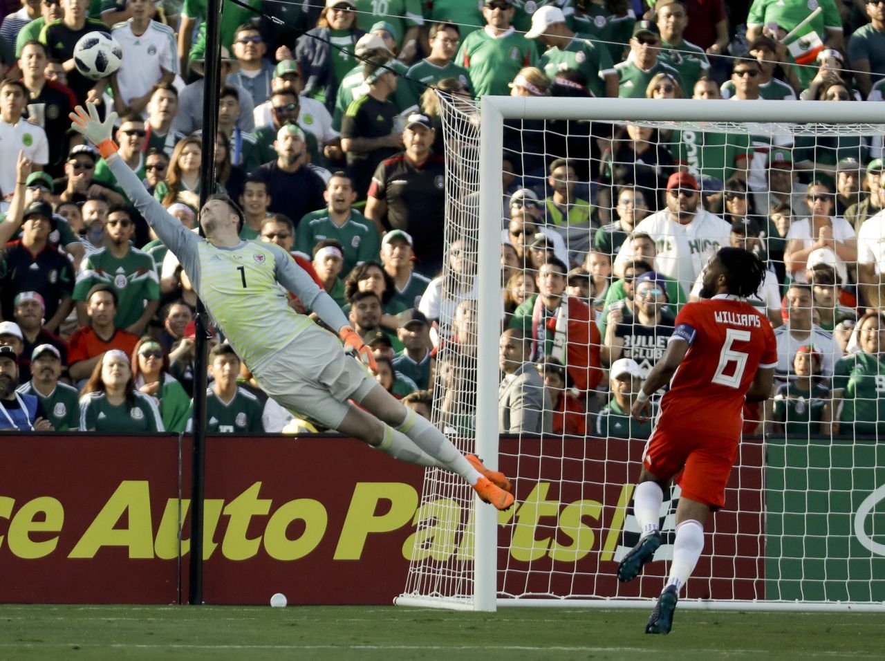 Мексико не успя да превърне игровата си доминация в голове