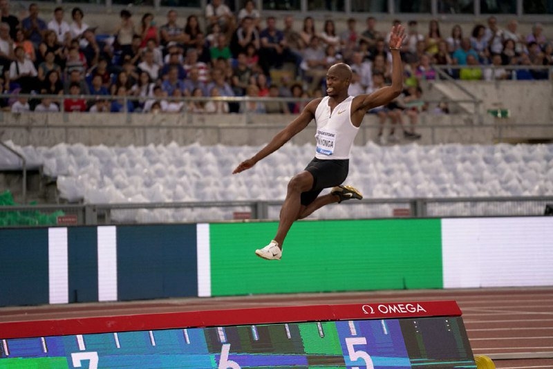 Световният шампион в скока на дължина на открито Луво Манионга