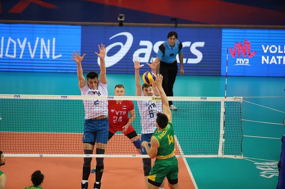 Европейският волейболен шампион Русия започна с трудна победа участието си