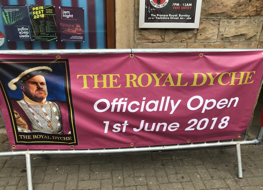 Мениджърът на Бърнли Шон Дайк вече може да посещава кръчма