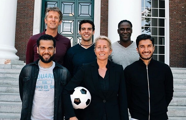 Бразилският защитник на Пари Сен Жермен Дани Алвеш стана студент