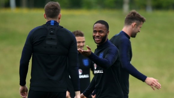 Нападателят на английския национален отбор Рахим Стърлинг се е извинил