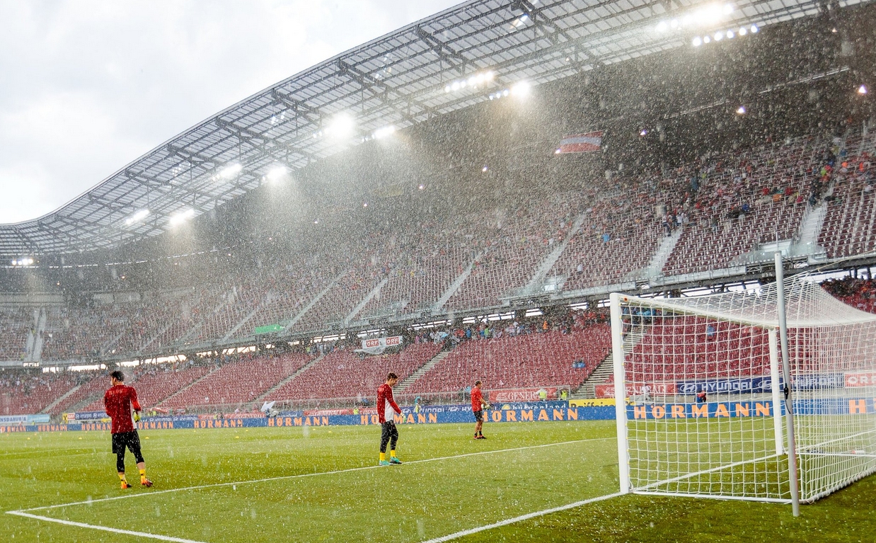 Силен дъжд отложи началото на футболната контрола между Австрия и
