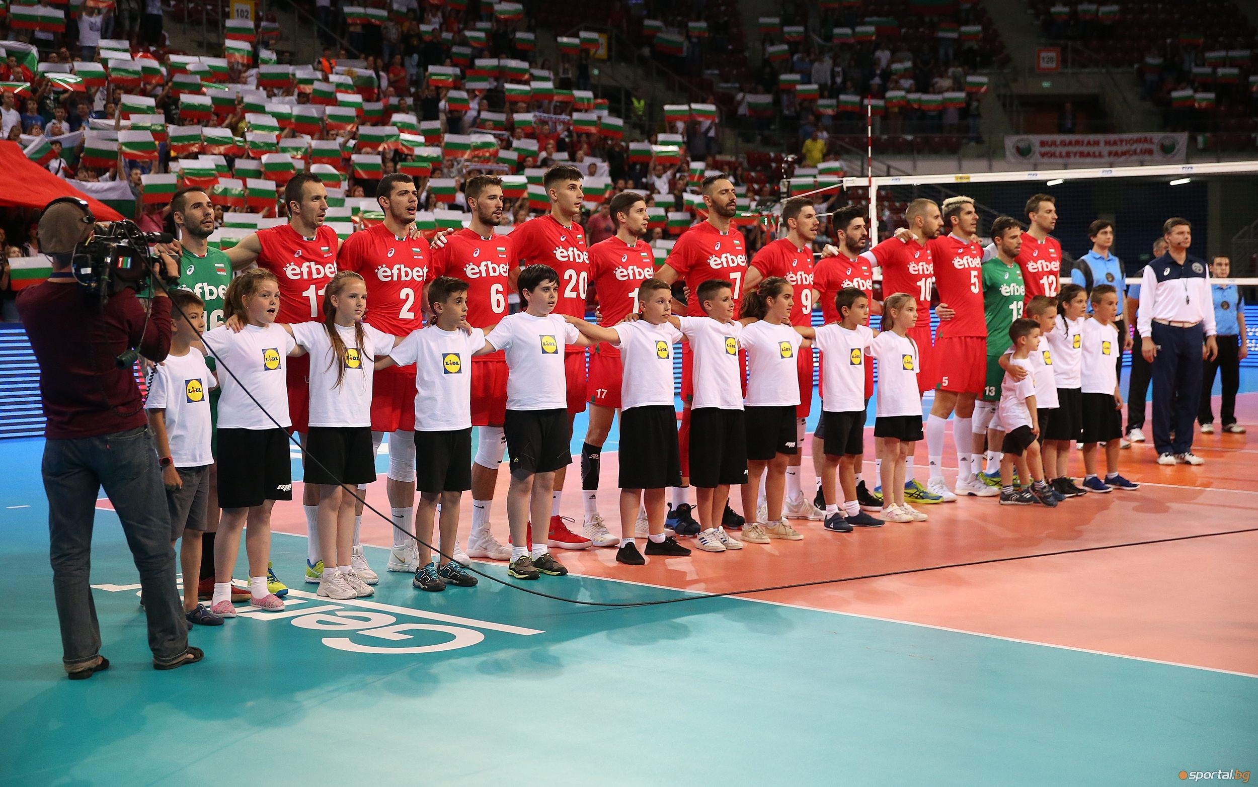 Малка агитка фенове от Българския национален волейболен фенклуб начело с