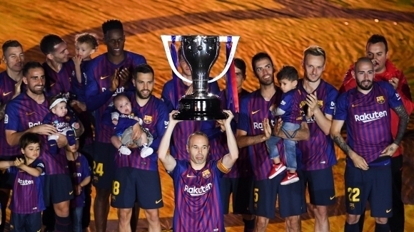 Испанският гранд Барселона стана първият клуб в историята с футболисти