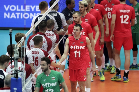 Волейболистите от националния отбор на България паднаха с едно място