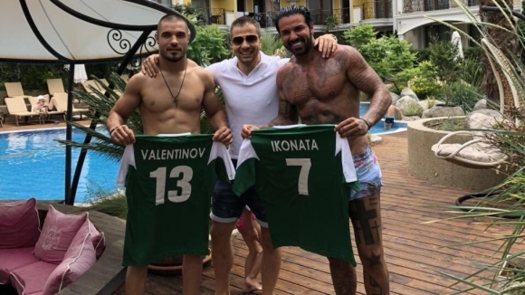 Бившият български национал Благой Георгиев получи като подарък фланелка с