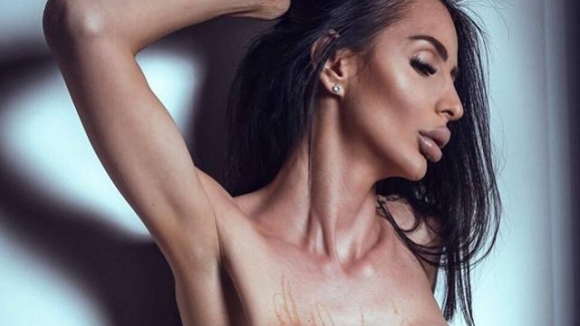 Нашумялата плеймейтка Деси Фотосесията изумява с поредната си пиар акция