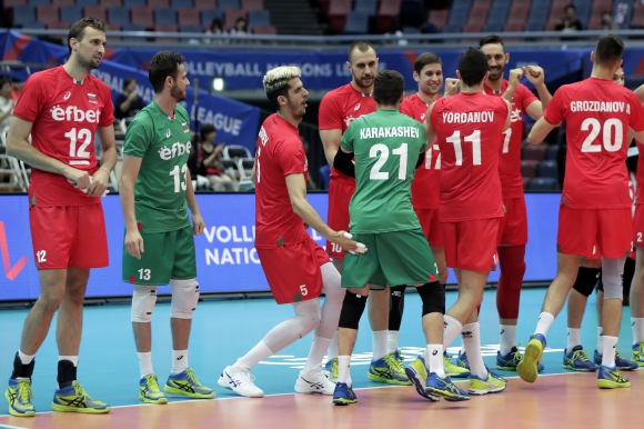 Волейболните национали най после се качиха на самолета за България