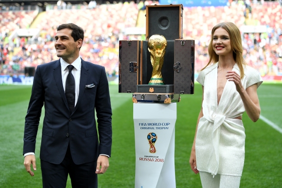 Бившият капитан на Испания Икер Касийяс донесе световната купа до