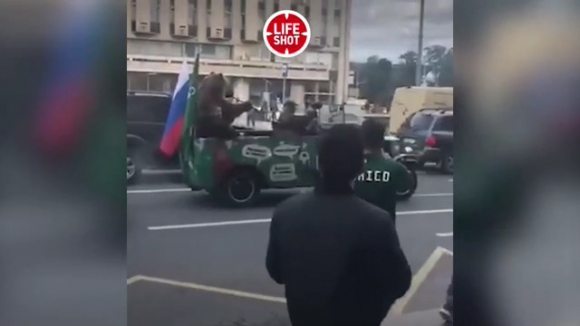 Мечка с вувузела в кола отпразнува еуфорично победата на Русия