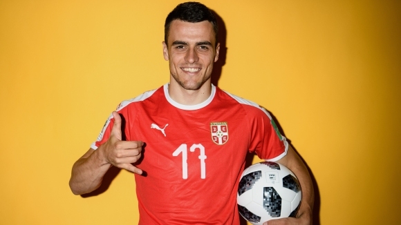 Крилото на националния отбор на Сърбия Филип Костич е на