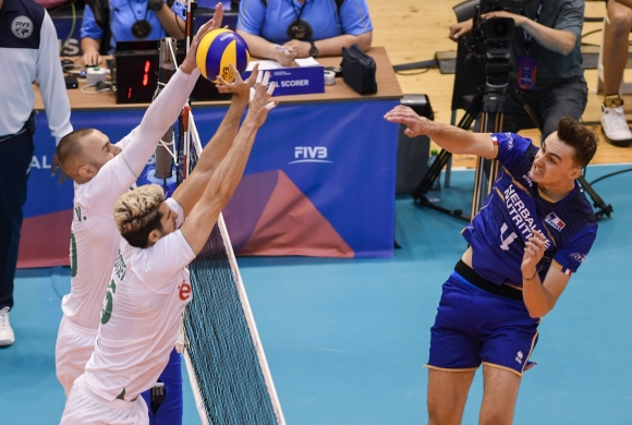 Началото на първия гейм на срещата между България и Франция