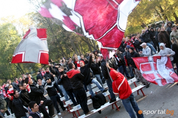 След като изложбата Червеният път предизвика огромен интерес сред феновете