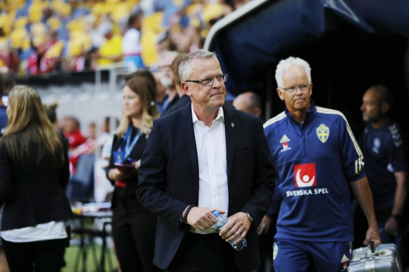 Единият от треньорите на Швеция е бил забелязан тайно да