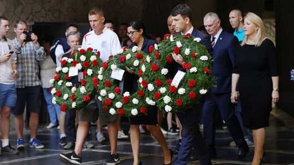 Група от английски футболни фенове отдаде почит на загиналите съветски