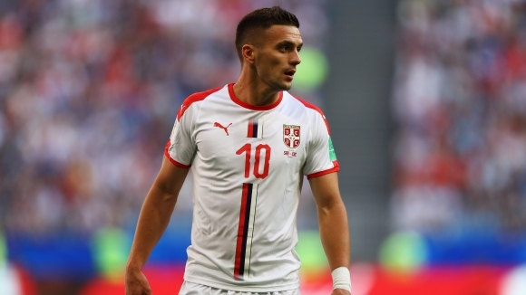 Холандският футболен гранд Аякс проявява сериозен интерес към атакуващия полузащитник