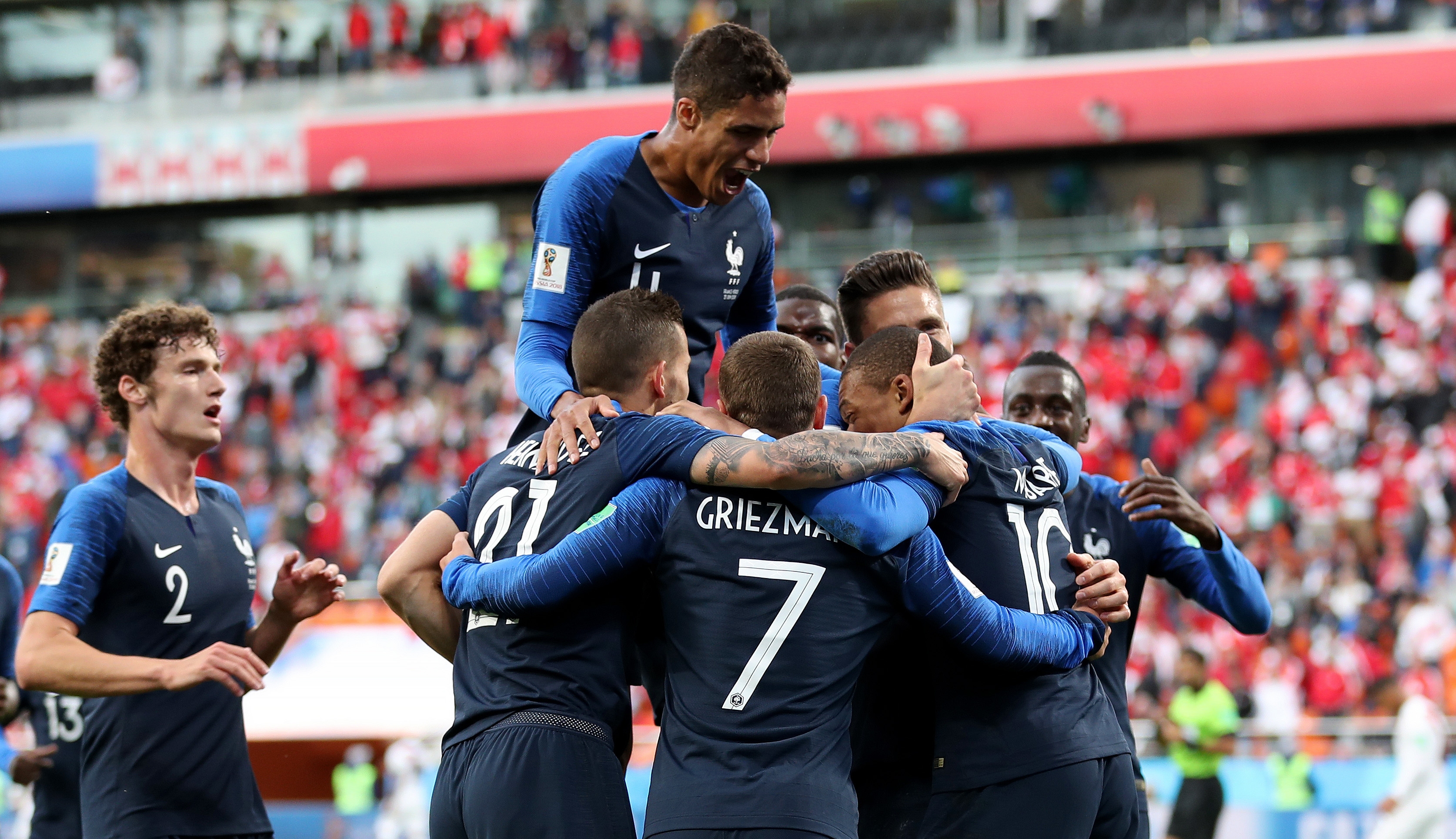 Френският селекционер Дидие Дешан очаквано прави промени в стартовия състав