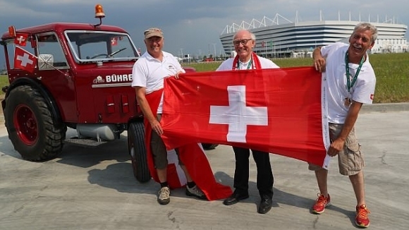 Трима фенове на националния отбор по футбол на Швейцария са
