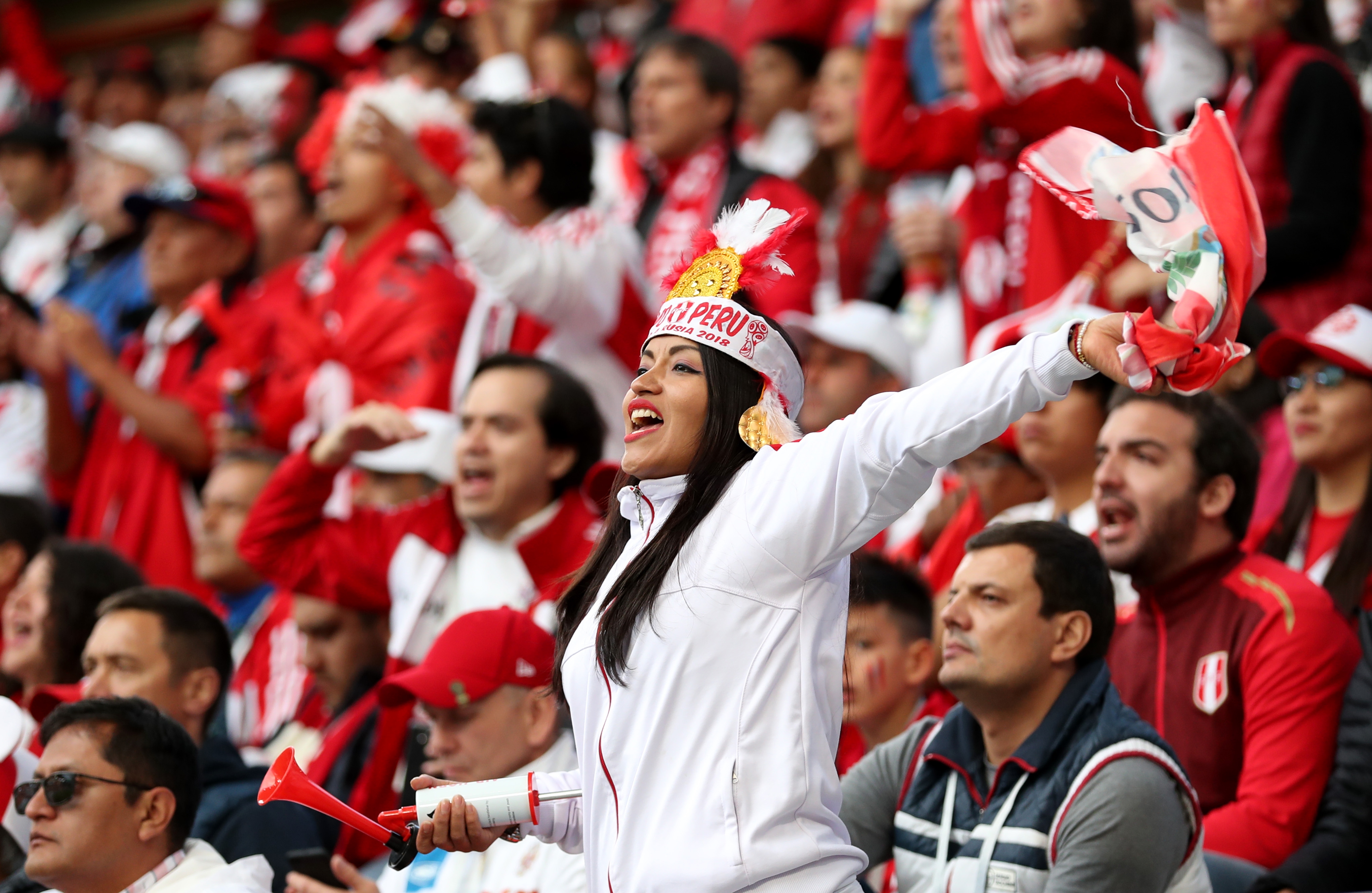 Пропусната връзка за полет от Москва принуди група перуански футболни