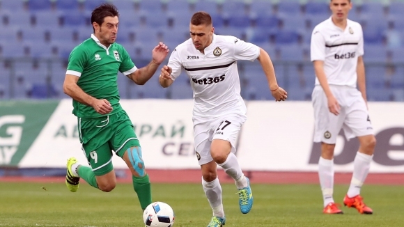 Нападателят Владислав Златинов направи днес преди обяд първа тренировка с