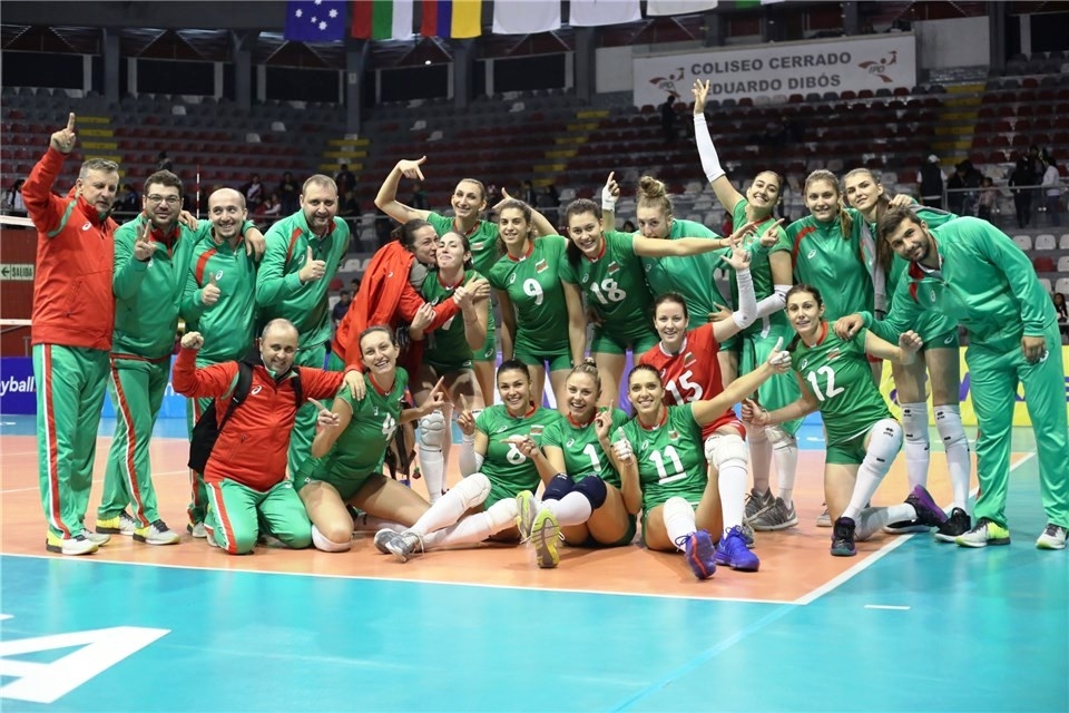 Волейболистките от националния отбор на България са на крачка от
