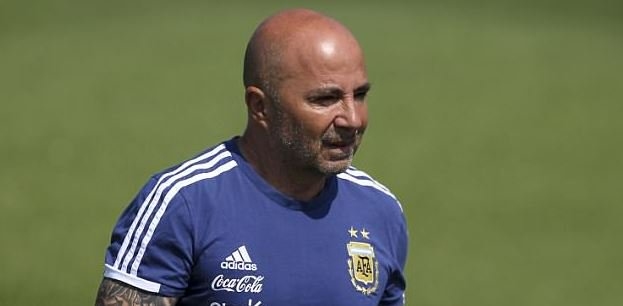 Президентът на Аржентинската футболна федерация Клаудио Тапия отхвърли спекулациите за