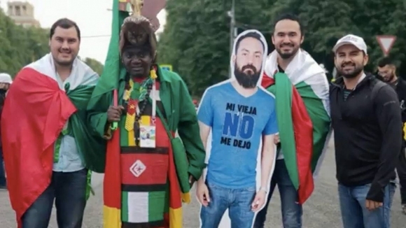 Мексиканският футболен фен Хавиер, чието картонено копие приятелите му донесоха