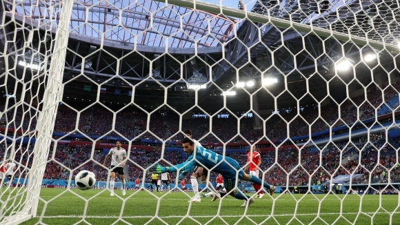 Автоголът на Денис Черишев в мача между Уругвай и Русия