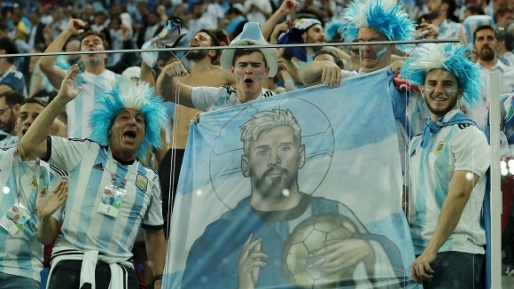Двукратният световен шампион Аржентина просто преодоля груповата фаза но феновете