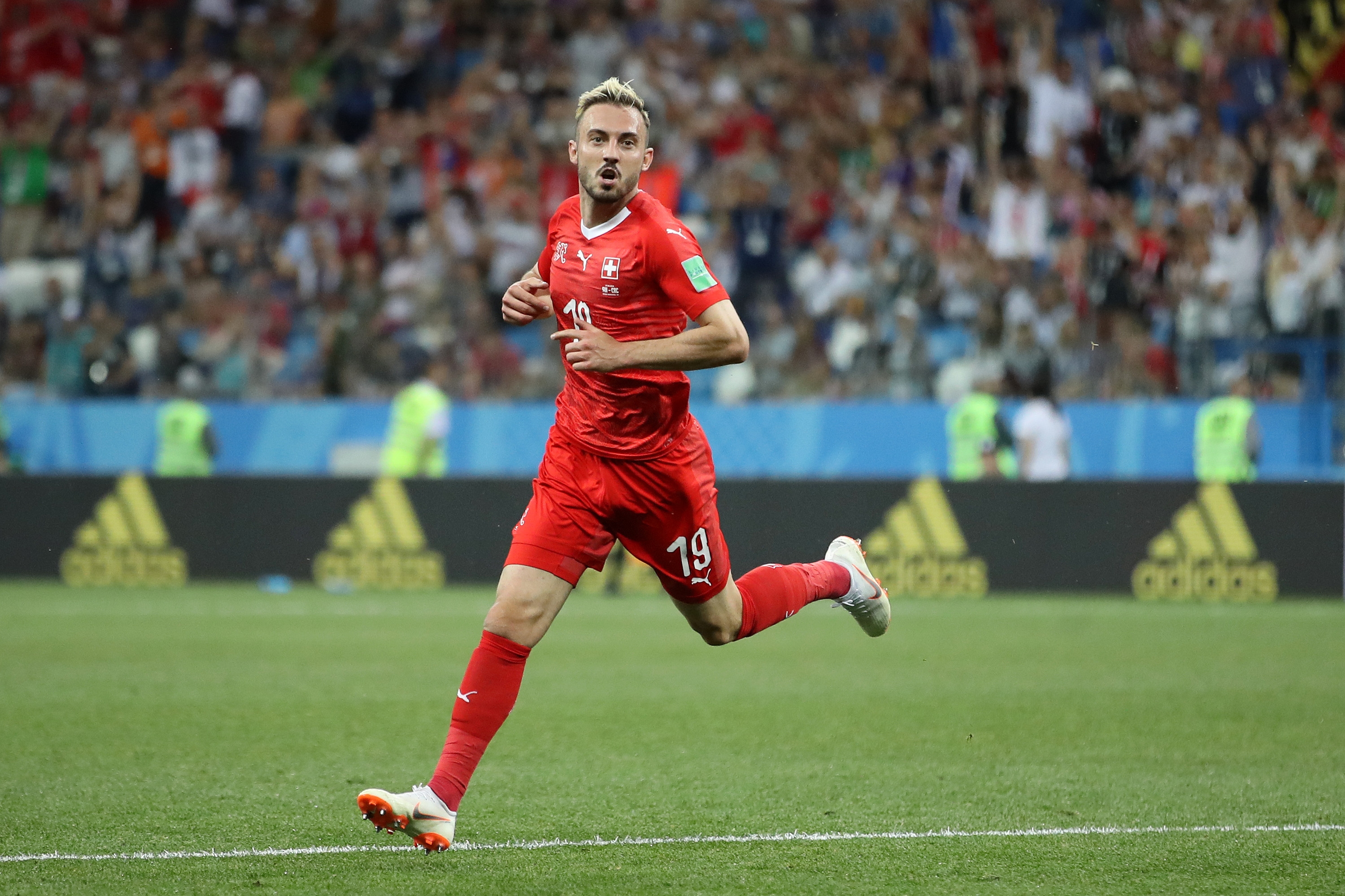 Нападателят на Швейцария Йосип Дърмич вкара втория гол за своя